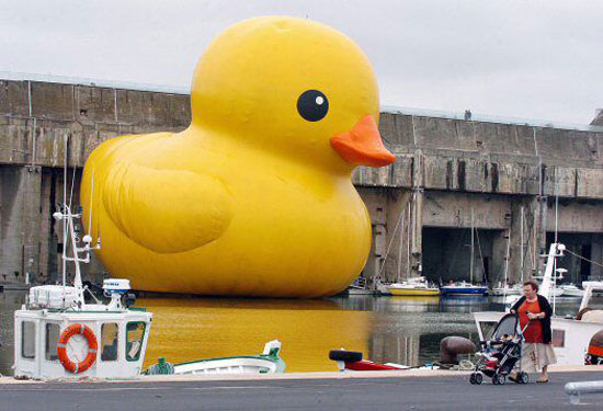 Giant rubber duck by Florentijn Hofman