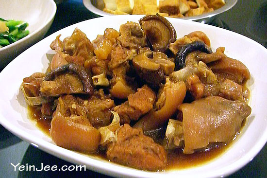 Chinese red cooked pig trotter