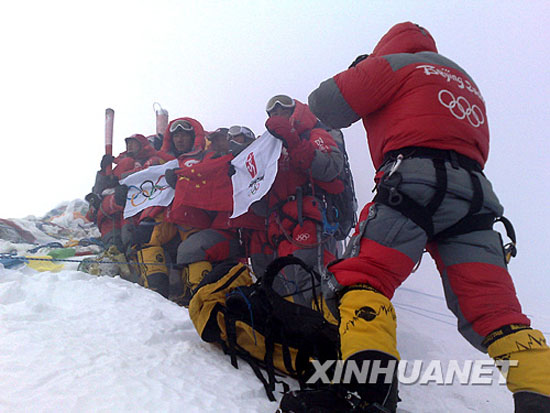 Beijing Olympic flame reaches top of Mount Everest