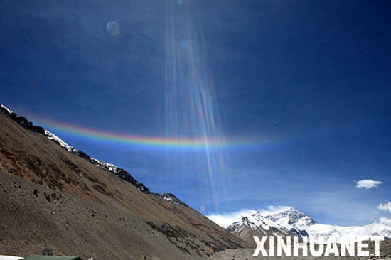 Unusual rainbow at the top of Mount Everest