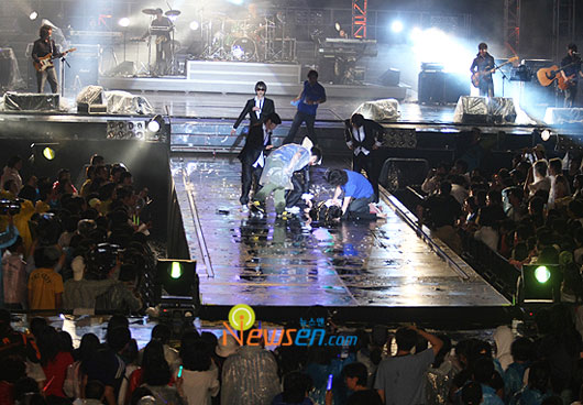South Korean singer Kim Jang-hoon fainted on stage at concert