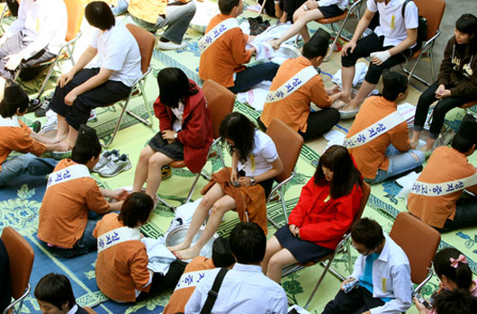 Korean teachers wash students feet before teachers day