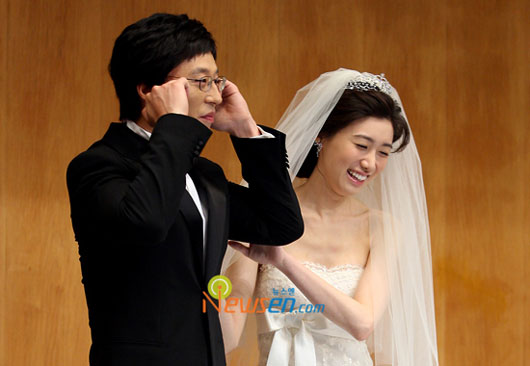 Korean celebs Yoo Jae-suk and Na Kyung-eun on wedding day