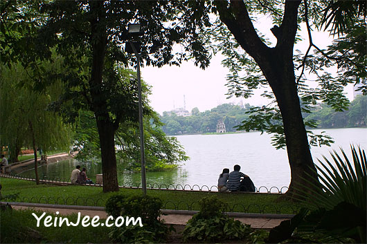 Vietnamese lovers at Hoan Kiem Lake in Hanoi, Vietnam