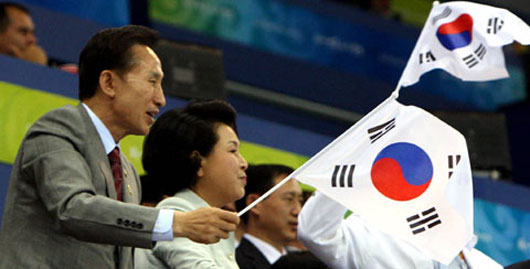 Korean president Lee Myung-bak waving upside down national flag at Beijing Olympics