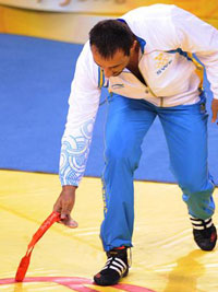 Swedish wrestler Ara Abrahamian dropped his medal at Beijing Olympic Games