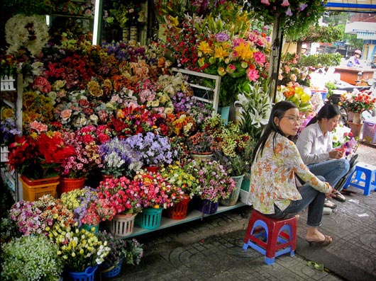 Picture of flower vendor at Ben Thanh Market in Ho Chi Minh City, Vietnam