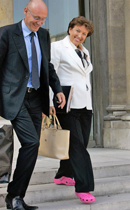 Picture of French minister Roselyne Bachelot-Narquin wears pink croc sandals to cabinet meeting