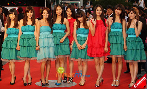 Picture of Korean pop group So Nyeo Shi Dae at CHIFFS 2008 in Seoul