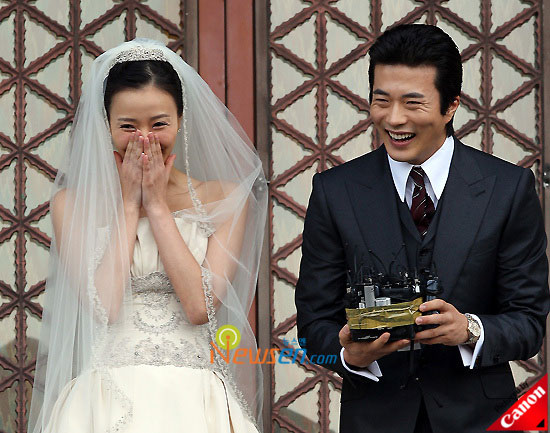 Picture of Korean celebrity couple Kwon Sang-woo and Son Tae-young on wedding day