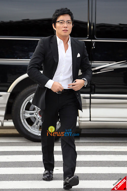 Picture of Korean actor Lee Beom-soo at Kwon Sang-woo wedding ceremony