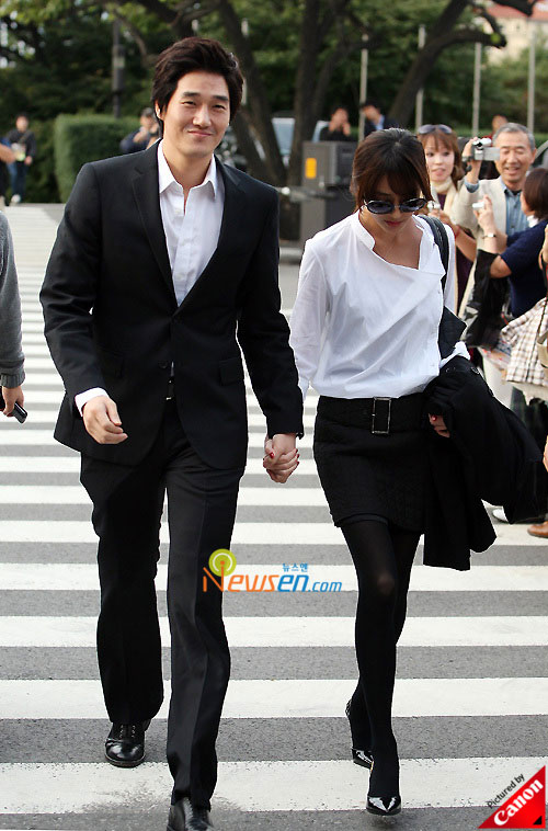 Picture of Korean stars Yoo Ji-tae and Kim Hyo-jin at Kwon Sang-woo wedding ceremony