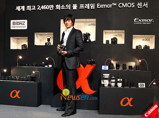 Picture of Korean actor So Ji-sup promoting Sony Alpha DSLR cameras in Seoul