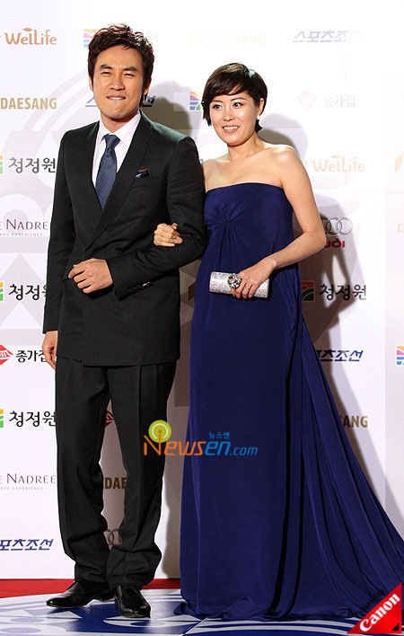 Korean actor Uhm Tae-woong and actress Moon So-ri at Blue Dragon Film Awards 2008 in Seoul