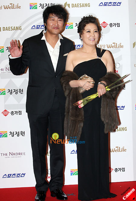 Korean actor Song Kang-ho and actress Kim Hae-suk at Blue Dragon Film Awards 2008 in Seoul