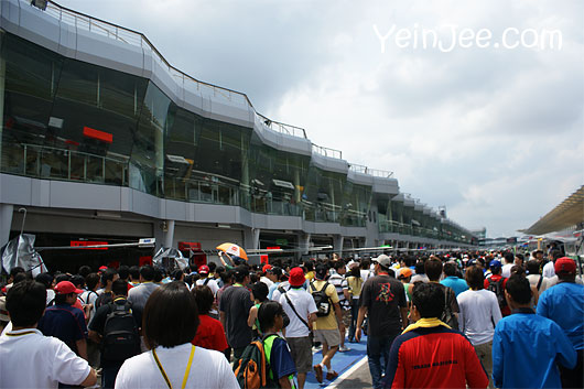 Large crowd at pit walkabout at Super GT Malaysia 2008