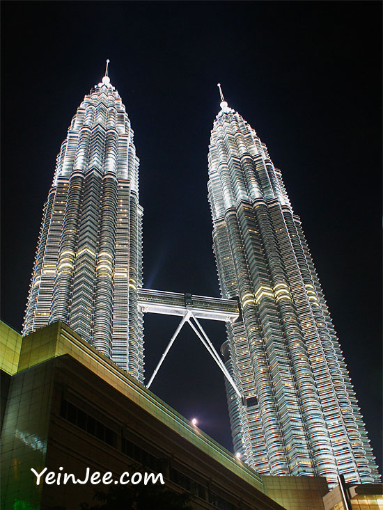Night photo of Petronas Twin Towers, Kuala Lumpur, Malaysia