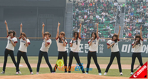 Girls Generation perform at baseball match
