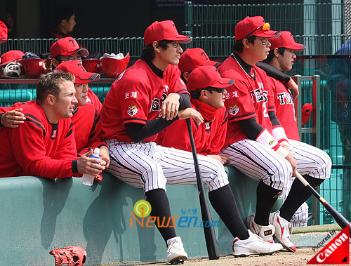 Korean baseball players watching SNSD
