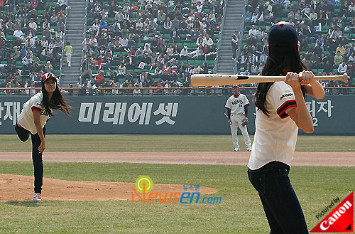 SNSD Yuri baseball pitching