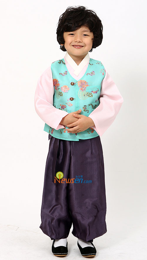 Korean child star Wang Suk-hyun in Hanbok for Chuseok