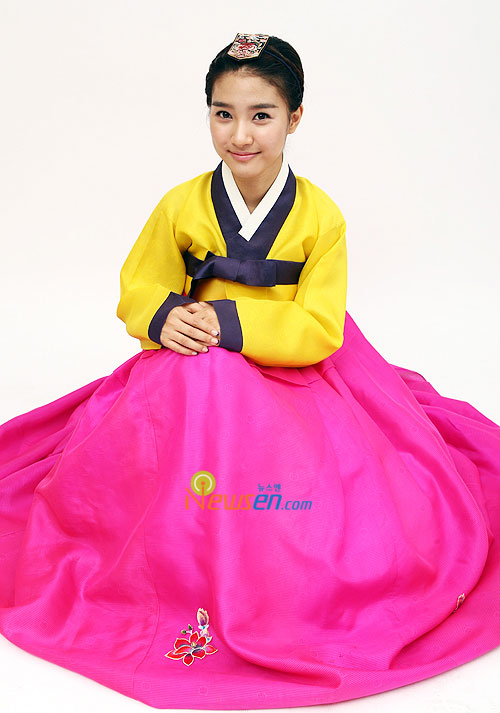 Korean actress Kim So-eun in Hanbok