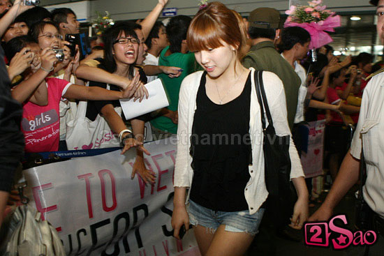 SNSD Taeyeon arriving at Noi Bai Airport in Hanoi