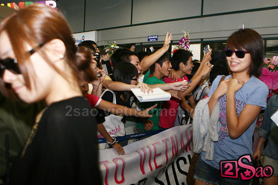 SNSD Sooyoung arriving at Noi Bai Airport in Hanoi