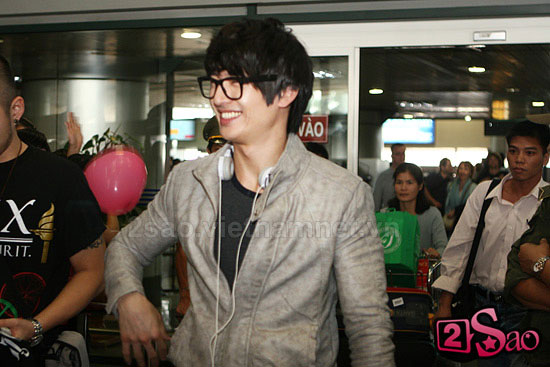Son Ho-young arriving at Noi Bai Airport in Vietnam