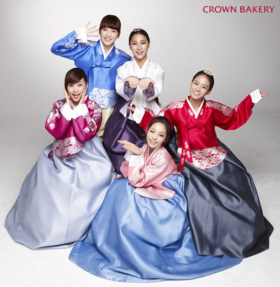 Korean girl group Kara Crown Bakery photo