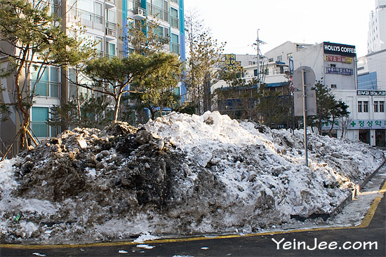 Dirty snow in Seoul