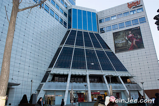 Doota shopping mall in Dongdaemun Fashion Town, Seoul