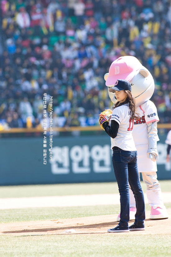 SNSD maknae Seohyun baseball first pitch