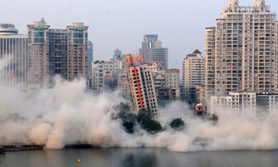 Building demolition fail in Liuzhou, China