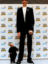 World shortest man He Pingping and tallest man Sultan Kosen