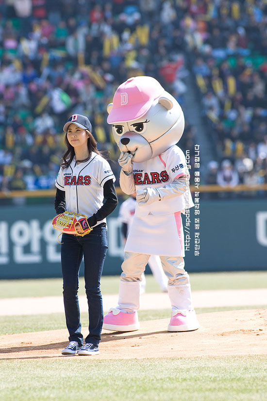 SNSD Seohyun baseball first pitch