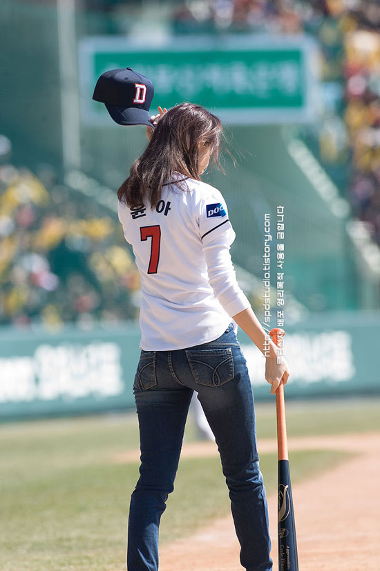 SNSD Yoona baseball first pitch
