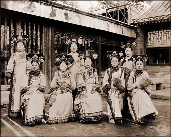 Old photo of Manchu ladies of palace