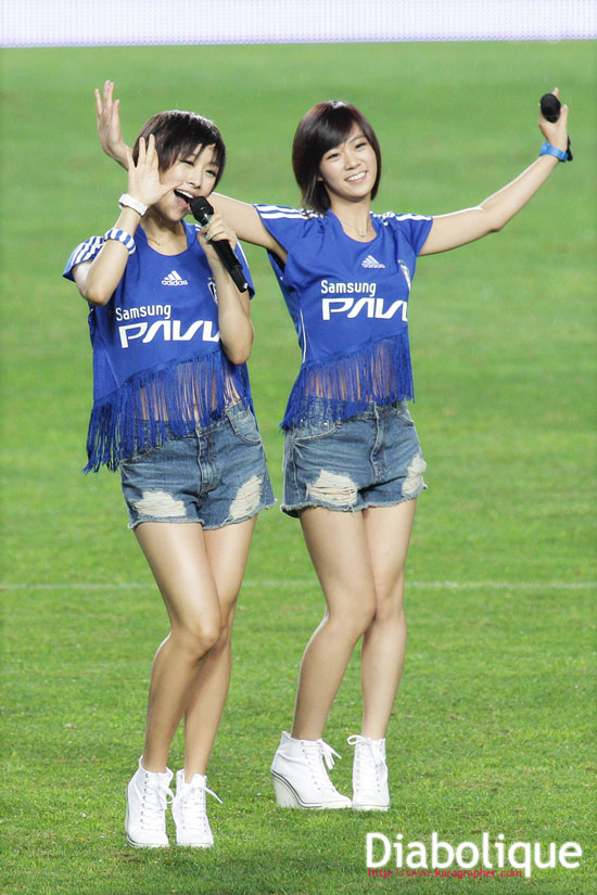 KARA Nicole and Seungyeon at Suwon football match