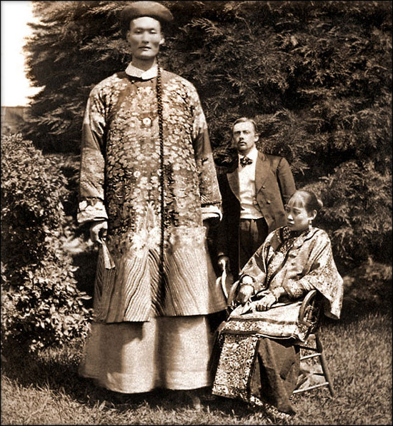 Old photo of Chang the Chinese giant
