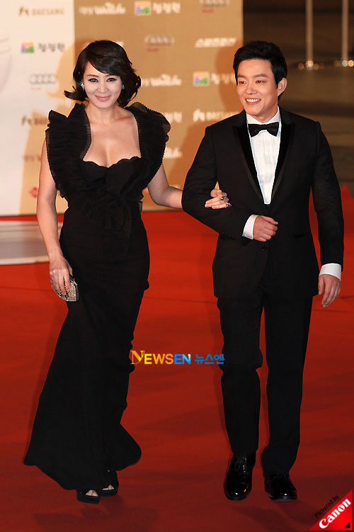 Kim Hye-soo and Lee Beom-sooat Blue Dragon Awards 2010