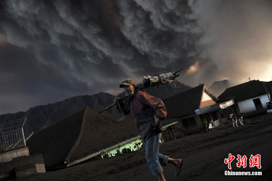 Indonesia Mount Bromo volcano eruption