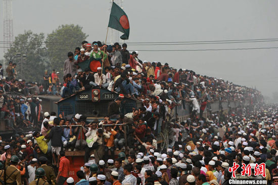 Bangladesh Muslims Bishwa Ijtema crowded train