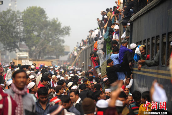 Bangladesh Muslims on crowded train