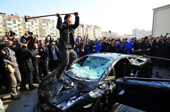 China man destroyed Lamborghini