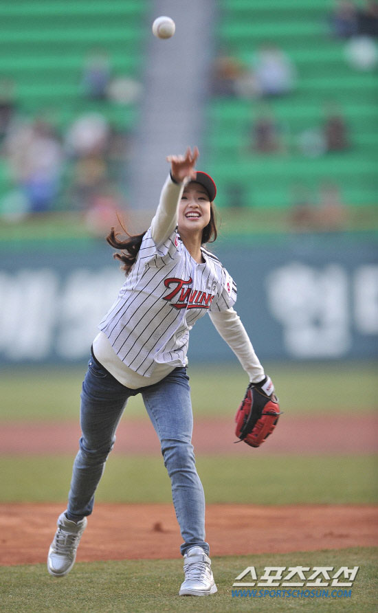 Son Yeon Jae LG Twins first pitch