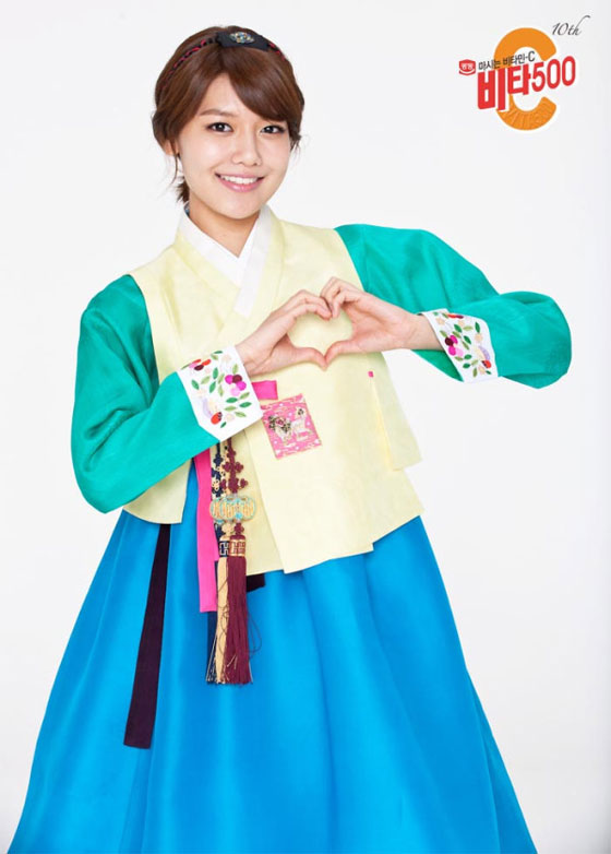 SNSD Sooyoung in Hanbok dress for Vita500