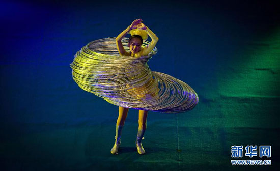 Jin Linlin hula hoop