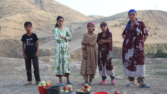 Tajik children selling apples on roadside