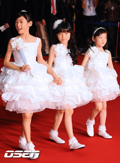 Kim Sae-ron, Kim Ah-ron and Kim Ye-ron at Busan Film Festival 2011
